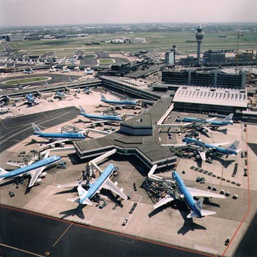 Amsterdam Havaalanı’nda Bomba Alarmı