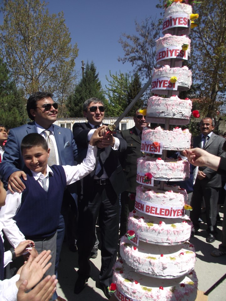 Süleyman Özbağ’dan çocuklara 10 katlı pasta
